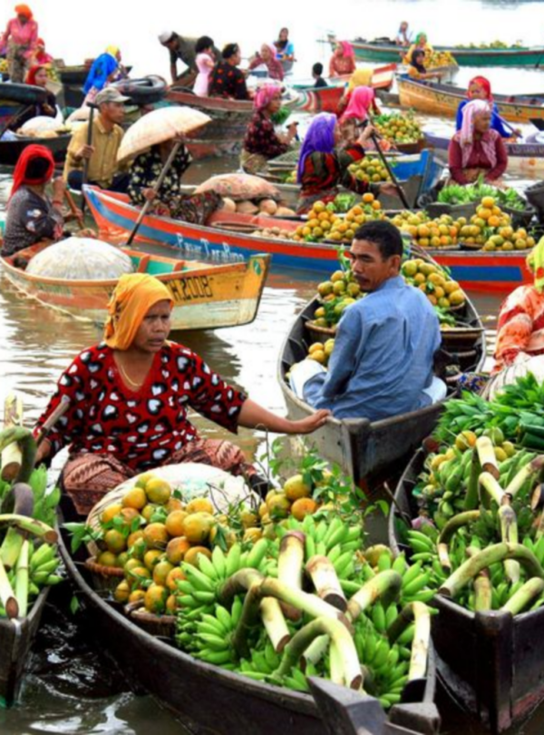 Local traders selling fresh produce at Banjarmasin floating market
