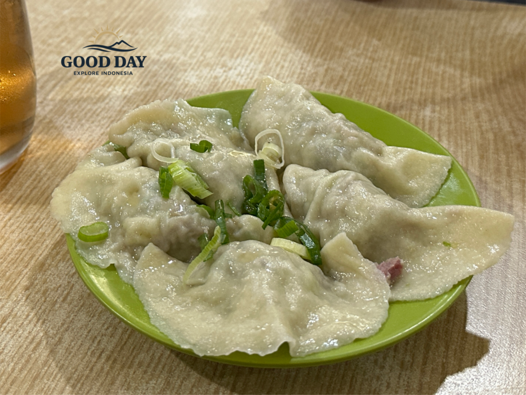 Plate of traditional pork dumplings in Glodok Chinatown Jakarta, topped with chopped scallions and served fresh at a classic Chinese-Indonesian food spot.