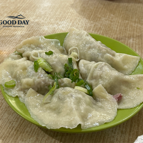 Plate of traditional pork dumplings in Glodok Chinatown Jakarta, topped with chopped scallions and served fresh at a classic Chinese-Indonesian food spot.