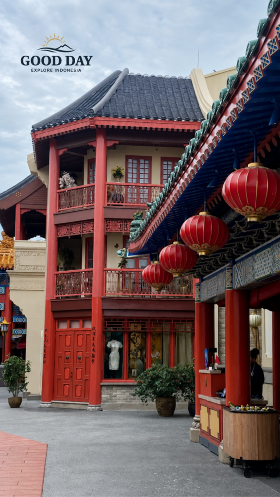 Traditional Chinese-inspired architecture in Glodok Jakarta featuring red lanterns, ornate wooden facades, and heritage-style buildings in Jakarta’s historic Chinatown district.