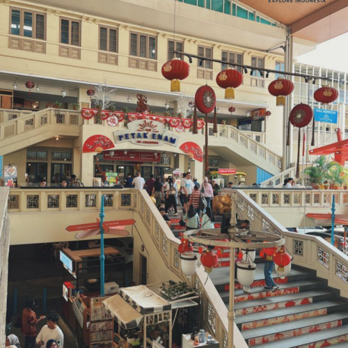 Visitors exploring Petak Enam in Glodok Chinatown Jakarta, featuring traditional Chinese-inspired architecture, red lantern decorations, food stalls, and cultural attractions.