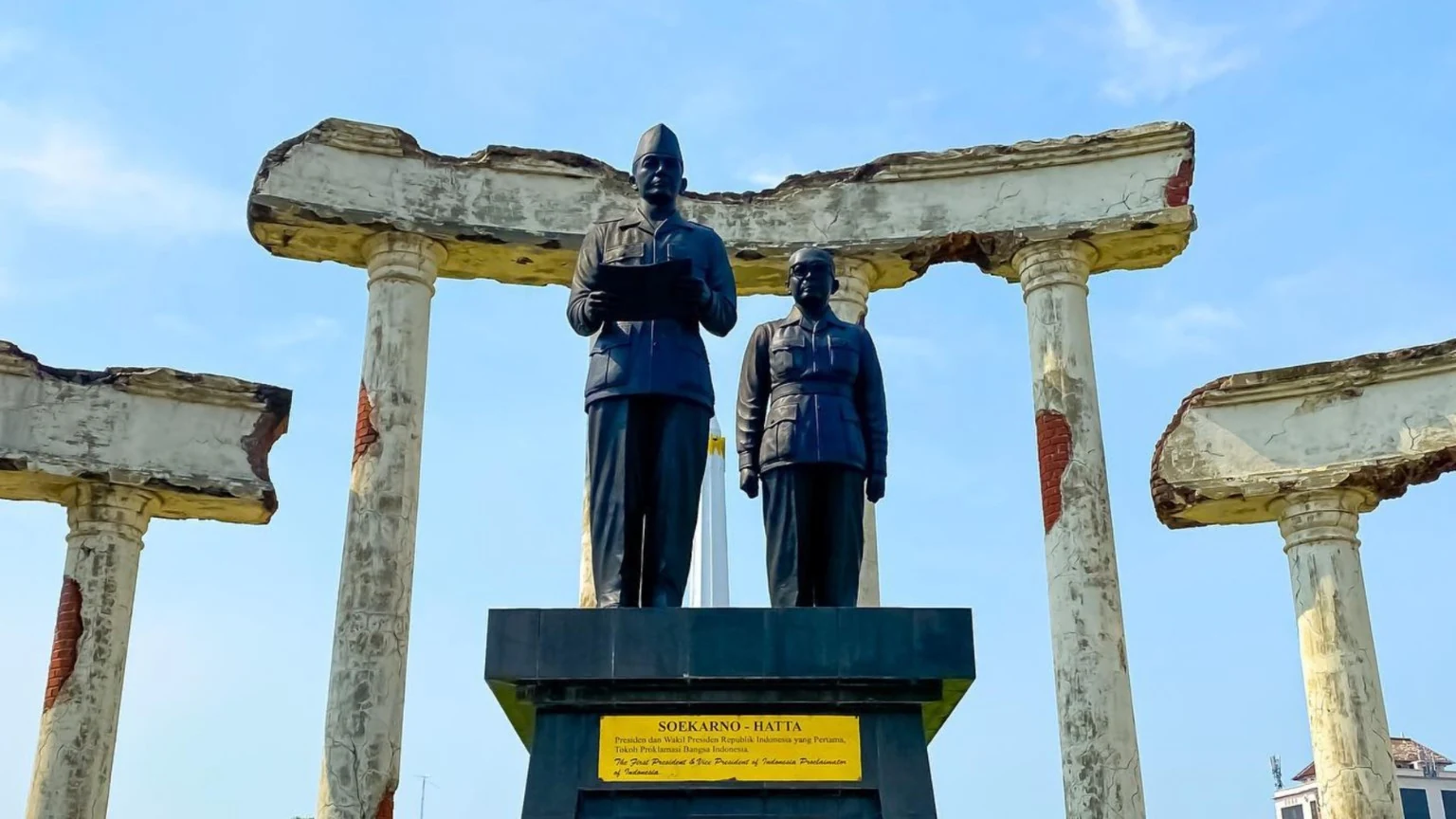 Tugu Pahlawan (Heroes Monument) in Surabaya, East Java, Indonesia, featuring the Soekarno and Mohammad Hatta statues with historic battle ruins commemorating the Battle of Surabaya on 10 November 1945.
