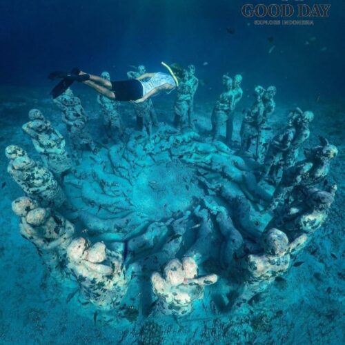 A snorkeler exploring the famous underwater statue installation in Lombok, Indonesia. Surrounded by crystal-clear blue water and tropical marine life, the submerged sculptures create one of Lombok’s most unique snorkeling and underwater photography attractions.