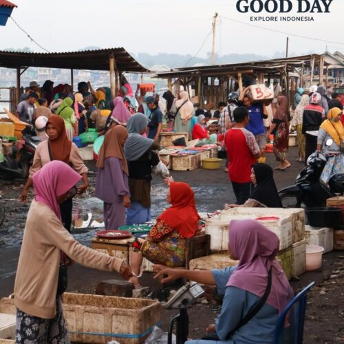 Traditional fish market activity at Tanjung Luar Harbor in Lombok, Indonesia, where local fishermen, seafood traders, and residents gather to buy and sell freshly caught fish. The bustling harbor market showcases authentic coastal life, local culture, and Lombok’s vibrant fishing industry.