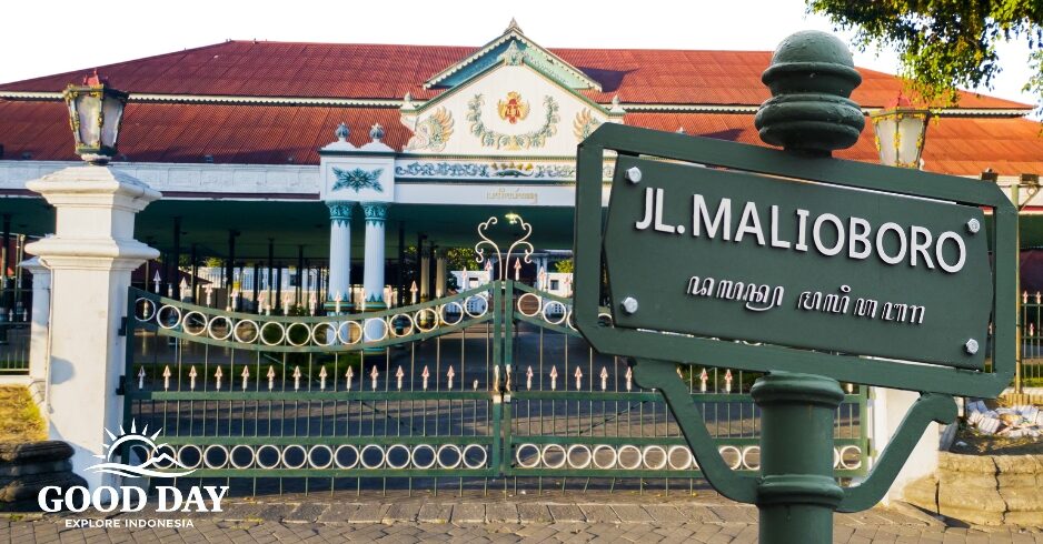 Malioboro Street in Yogyakarta with traditional Javanese architecture during Good Day’s Yogyakarta Cultural & Culinary Day Tour
