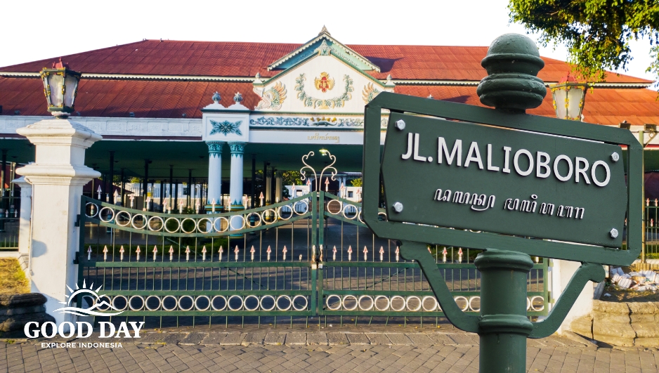 Malioboro Street in Yogyakarta with traditional Javanese architecture during Good Day’s Yogyakarta Cultural & Culinary Day Tour