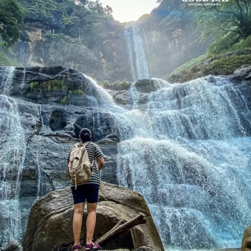 Travelers exploring Geopark Ciletuh in West Java on a one-day trip from Jakarta with Good Day Tour, featuring spectacular waterfalls, rainforest, cliffs, and UNESCO Global Geopark landscapes.